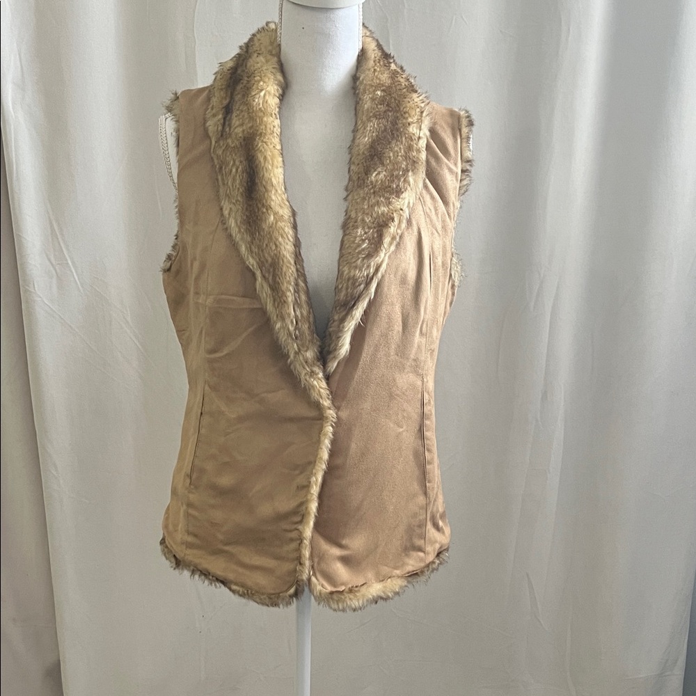 crosby. Faux-Fur Trim Suede-Look Vest in Tan Reversible